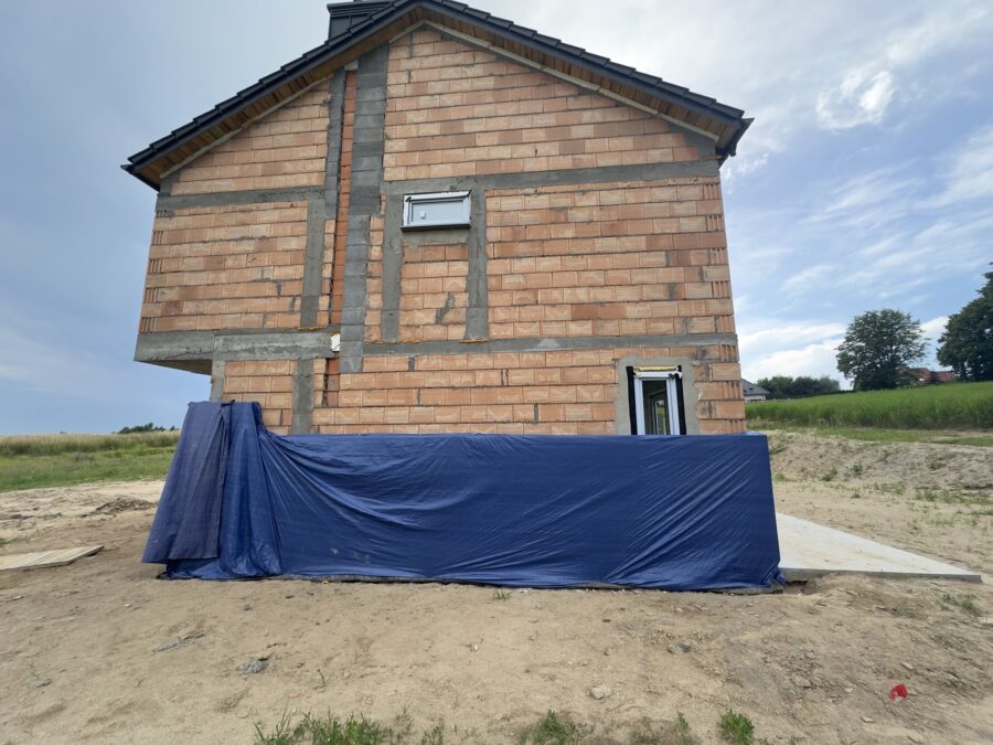 Bryła budynku w stanie surowym, przed wykonaniem elewacji
